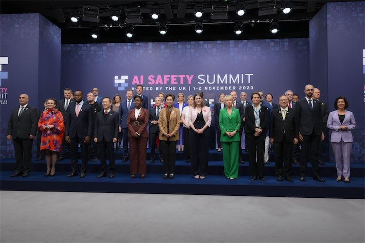 Michelle Donelan and delegates at summit