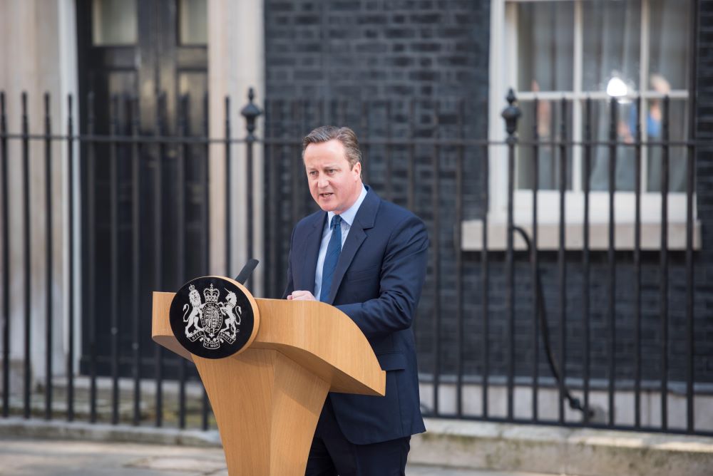 David Cameron resigns